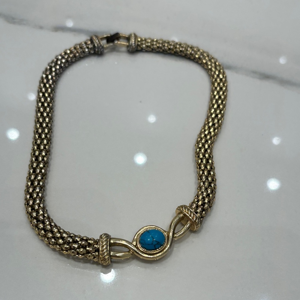 Elegant Gold necklace with Turquoise Accent